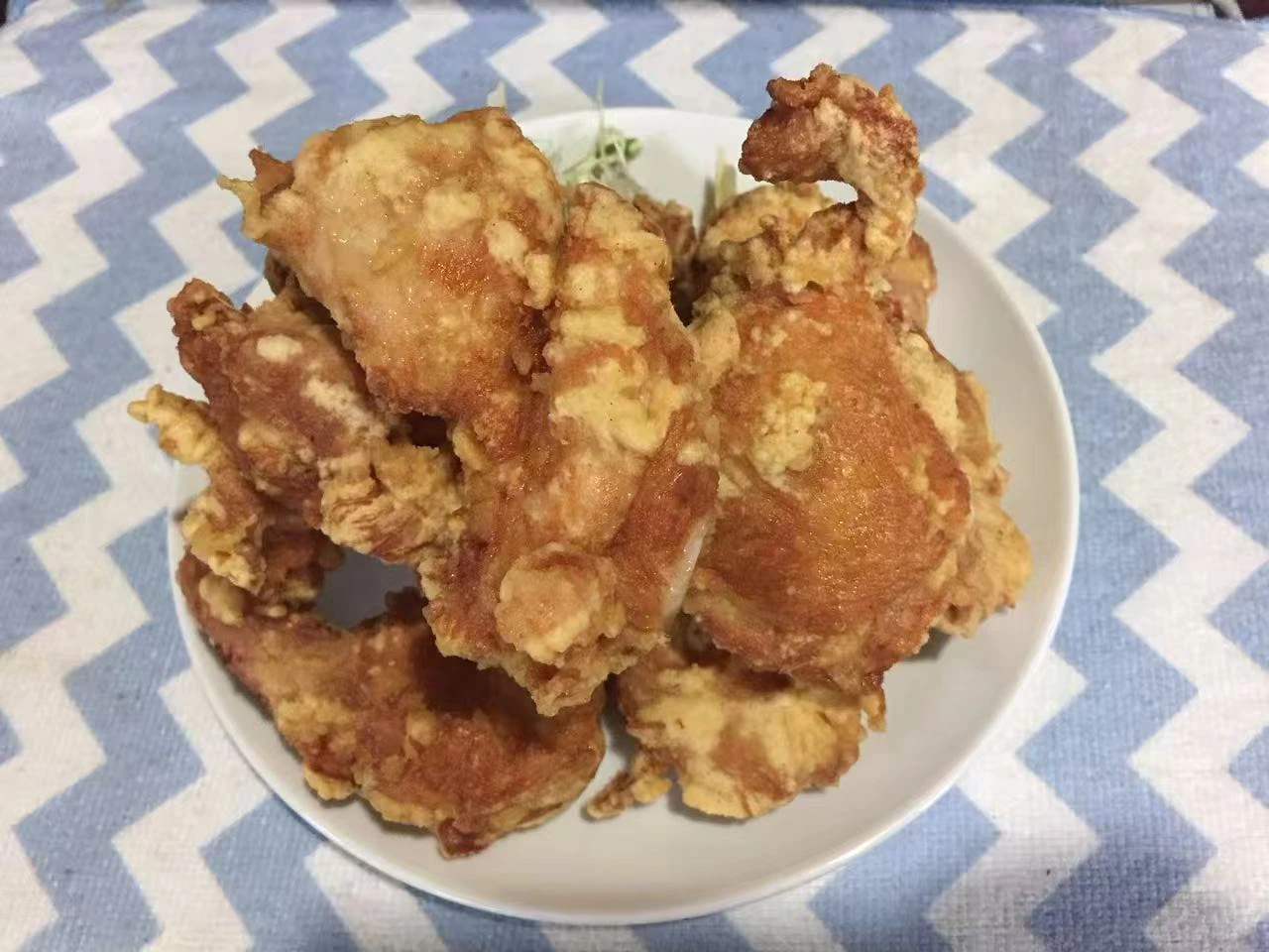 皿に盛られた大ぶりの鶏の唐揚げ
