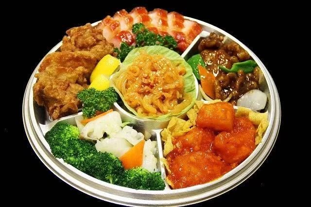 中華料理を盛り合わせたオードブル