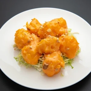 白い皿に盛り付けられた海老料理